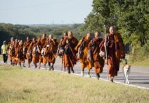 विश्व शान्तिको सन्देश बोकेर बौद्ध भिक्षुहरूको ऐतिहासिक शान्ति यात्रा